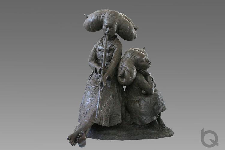 雕塑家胡学富根据中国神秘的少数民族苗族风土人情所创作的雕塑作品